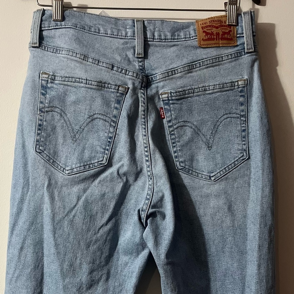 Levi's HighWaisted Mom Jeans Sz 31 Distressed Straight Jeans with Classic Style - Picture 4 of 11